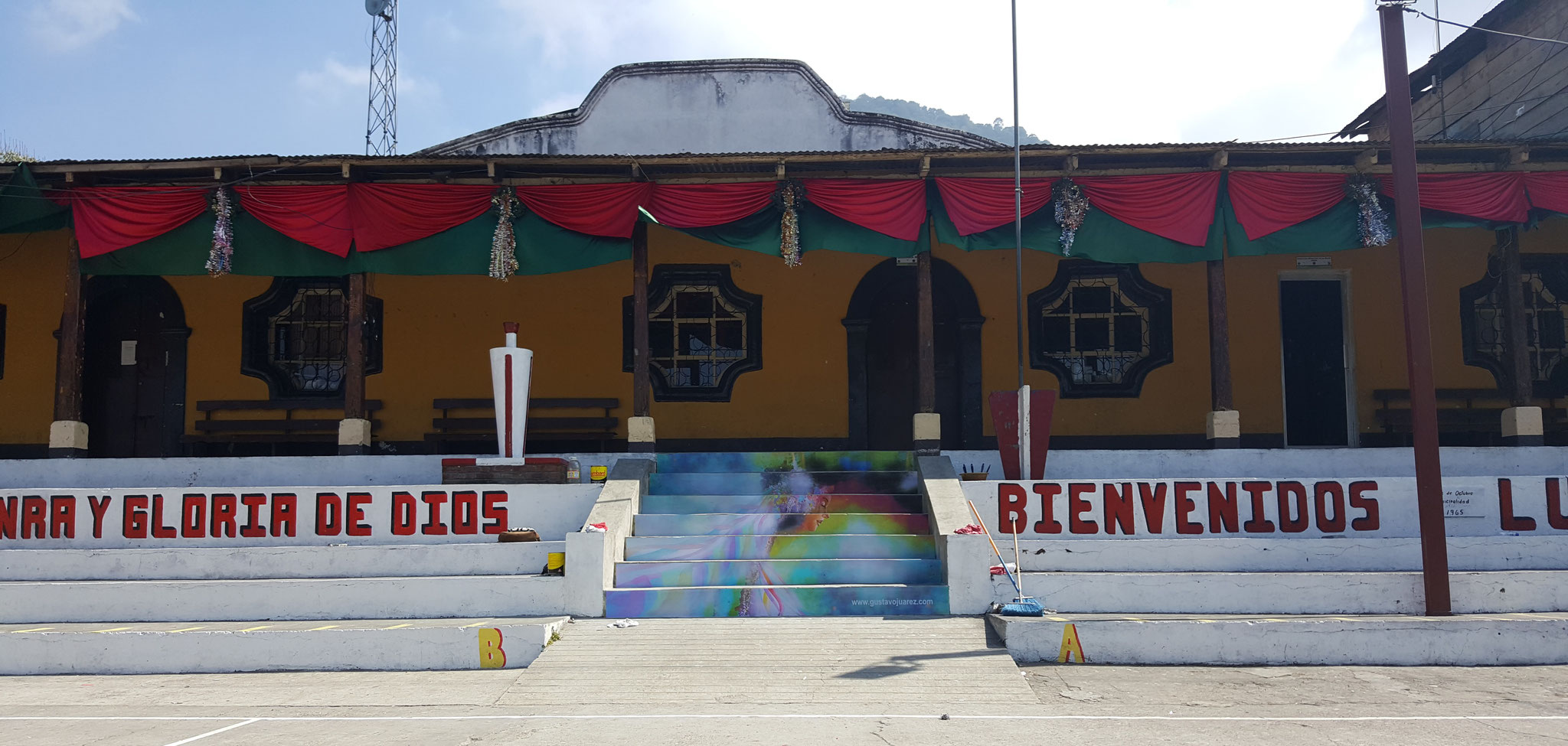 Pintura de Gustavo Juárez en las gradas para la municipalidad de San Lucas Tolimán, 2018